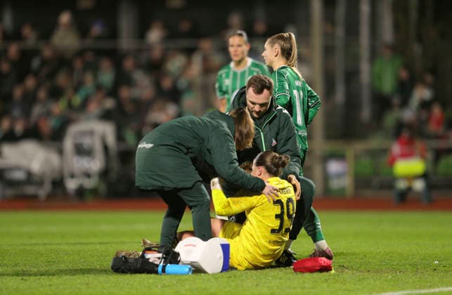Photo Goalkeeper Mariella El Sherif Werder is injured during this flight against Lilla TURANYI Leverkusen and has to be treated , the game was interrupted for a few minutes Football Google Pixel Womens Bundesliga , matchday 13 on Fri 12 12 2025 Werder Bremen Bayer 04 Leverkusen