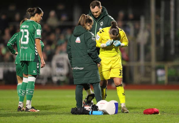 Photo Goalkeeper Mariella El Sherif Werder is injured during this flight against Lilla TURANYI Leverkusen and has to be treated , the game was interrupted for a few minutes Football Google Pixel Womens Bundesliga , matchday 13 on Fri 12 12 2025 Werder Bremen Bayer 04 Leverkusen