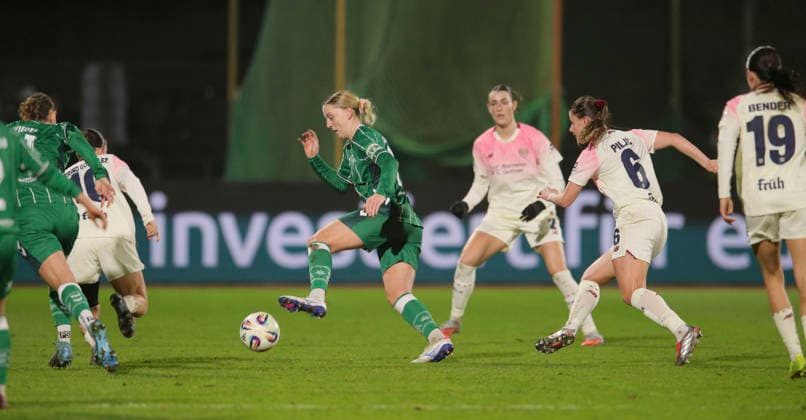 Photo Lina HAUSICKE Werder against Katharina PILJIC right , Leverkusen Soccer Google Pixel Women Bundesliga , 13 Matchday on Fri 12 12 2025 Werder Bremen Bayer 04 Leverkusen