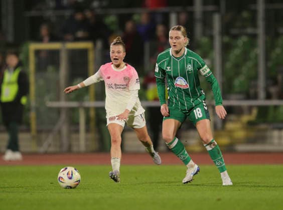 Photo Kristin KÖGEL Leverkusen vs Lina HAUSICKE Werder Football Google Pixel Womens Bundesliga , Matchday 13 on Fri 12 12 2025 Werder Bremen Bayer 04 Leverkusen