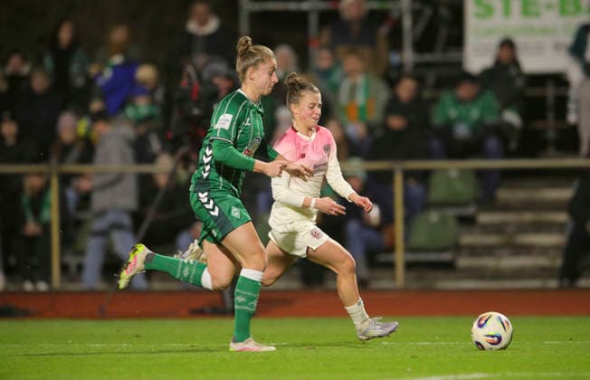 Photo Kristin KÖGEL Leverkusen vs Michelle ULBRICH Werder Football Google Pixel Womens Bundesliga , Matchday 13 on Fri 12 12 2025 Werder Bremen Bayer 04 Leverkusen