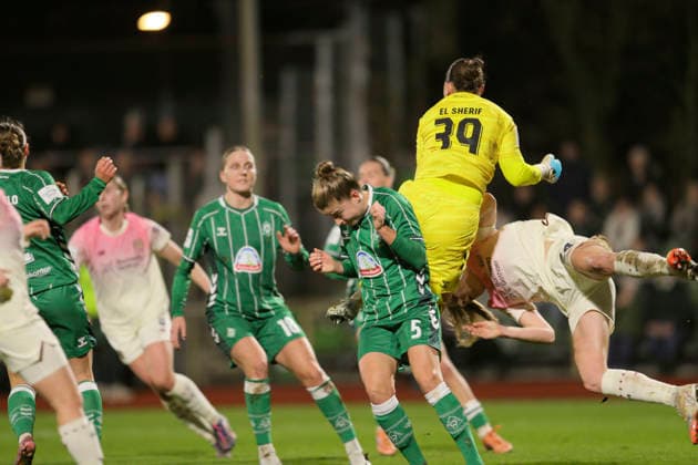 Photo Goalkeeper Mariella El Sherif Werder is injured during this flight against Lilla TURANYI Leverkusen , in the middle Michelle ULBRICH Werder and has to be treated , the game was interrupted for a few minutes Football Google Pixel Womens Bundesliga , matchday 13 on Fri 12 12 2025 Werder Bremen Bayer 04 Leverkusen
