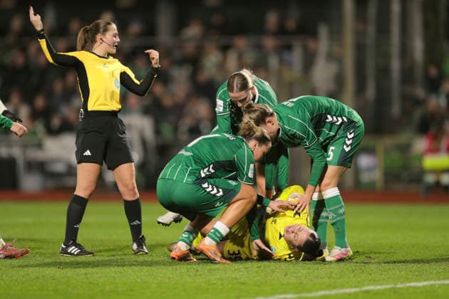 Photo Goalkeeper Mariella El Sherif Werder is injured during this flight against Lilla TURANYI Leverkusen and has to be treated , the game was interrupted for a few minutes Football Google Pixel Womens Bundesliga , matchday 13 on Fri 12 12 2025 Werder Bremen Bayer 04 Leverkusen