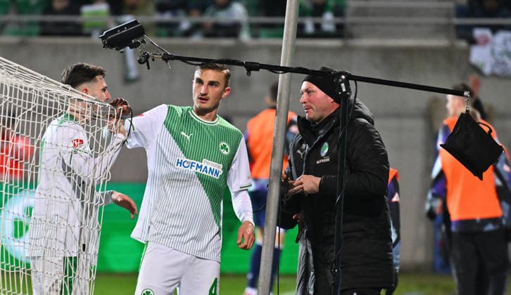 12 12 2025 Soccer season 2025 2026 2 Soccer Bundesliga 16 Matchday SpVgg Greuther Fürth Kleeblatt Hertha BSC Berlin Sportfoto Zink xwoxzix DFL regulations prohibit any use of photographs as image sequences and or quasi video only for editorial use Branimir Hrgota 10, SpVgg Greuther Fürth Philipp Ziereis 4, SpVgg Greuther Fürth help to repair the goal net