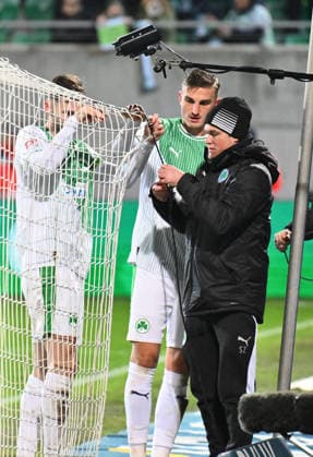 12 12 2025 Soccer season 2025 2026 2 Soccer Bundesliga 16 Matchday SpVgg Greuther Fürth Kleeblatt Hertha BSC Berlin Sportfoto Zink xwoxzix DFL regulations prohibit any use of photographs as image sequences and or quasi video only for editorial use Branimir Hrgota 10, SpVgg Greuther Fürth Philipp Ziereis 4, SpVgg Greuther Fürth help to repair the goal net