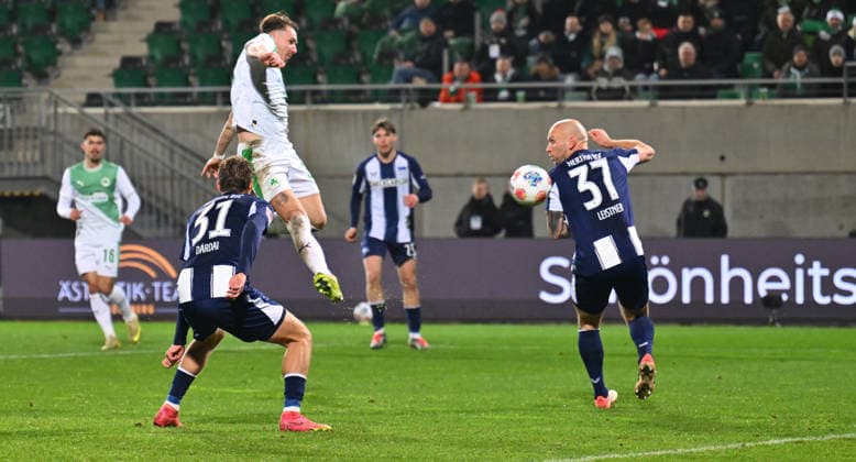 12 12 2025 Soccer Season 2025 2026 2 Soccer Bundesliga 16 Matchday SpVgg Greuther Fürth Kleeblatt Hertha BSC Berlin Sportfoto Zink xwoxzix DFL regulations prohibit any use of photographs as image sequences and or quasi video only for editorial use Felix Klaus 30, SpVgg Greuther Fürth erzielt Treffer Tor Torschuß zum 2 2 gegen Marton Dardai 31, Hertha BSC Berlin Toni Leistner 37, Hertha BSC Berlin