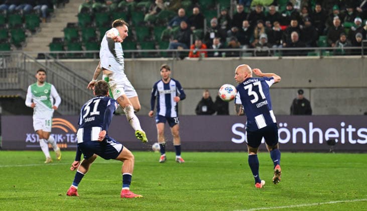 12 12 2025 Soccer Season 2025 2026 2 Soccer Bundesliga 16 Matchday SpVgg Greuther Fürth Kleeblatt Hertha BSC Berlin Sportfoto Zink xwoxzix DFL regulations prohibit any use of photographs as image sequences and or quasi video only for editorial use Felix Klaus 30, SpVgg Greuther Fürth erzielt Treffer Tor Torschuß zum 2 2 gegen Marton Dardai 31, Hertha BSC Berlin Toni Leistner 37, Hertha BSC Berlin
