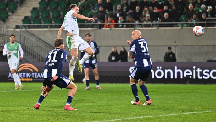 12 12 2025 Soccer Season 2025 2026 2 Soccer Bundesliga 16 Matchday SpVgg Greuther Fürth Kleeblatt Hertha BSC Berlin Sportfoto Zink xwoxzix DFL regulations prohibit any use of photographs as image sequences and or quasi video only for editorial use Felix Klaus 30, SpVgg Greuther Fürth erzielt Treffer Tor Torschuß zum 2 2 gegen Marton Dardai 31, Hertha BSC Berlin Toni Leistner 37, Hertha BSC Berlin