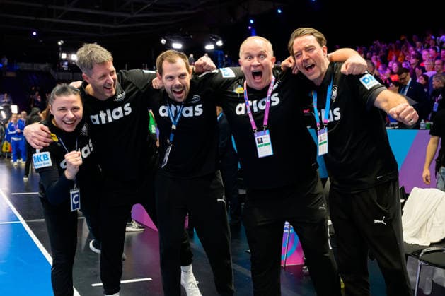 Handball, Womens World Championship, semi-final France Germany from left goalkeeper coach Jasmina Rebmann Jankovic Germany , coach Markus Gaugisch Germany , co-coach Frederick Griesbach Germany , athletics coach Dr. Simon Overkamp Germany , psychologist Michael Kuhn Rotterdam Ahoy Netherlands