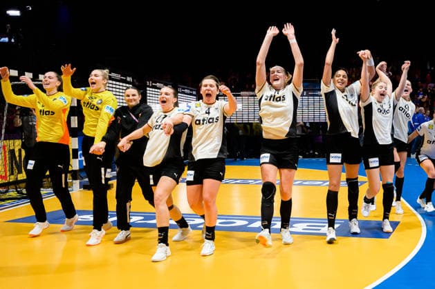 Handball, Womens World Championship, semi-final France Germany the team of Germany Final cheer Final cheer Emotion Joy Rotterdam Ahoy Netherlands