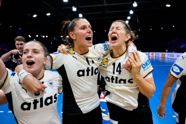 Handball, Womens World Championship, Semifinal France Germany Alexia Hauf Germany , Xenia Smits Germany , Marie Steffen Germany Final cheer Final cheer Emotion Joy Rotterdam Ahoy Netherlands