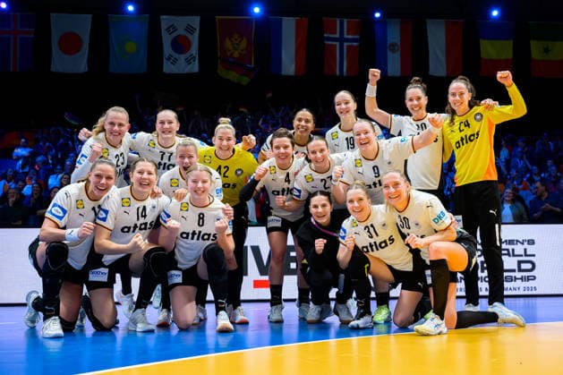 Handball, Womens World Cup, Semi-final France Germany Germanys team Final cheer Final cheer Emotion Joy Rotterdam Ahoy Netherlands