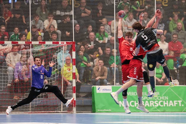 12 12 2025, Handball, Season 2025 2026, 2 Handball Bundesliga, 15 Matchday, TuSEM Essen TuS N Lübbecke, f l Goalkeeper Dominik Plaue TuSEM Essen , Finn Wolfram TuSEM Essen blocks the throw from Lutz Heiny TuS N LÜbbecke , Essen Am Hallo NRW Germany xRHR PHOTO DEx Copyright: DennisxEwert RHR-FOTOx RHR-FOTO DE
