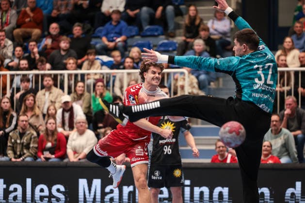 12 12 2025, Handball, Season 2025 2026, 2 Handball Bundesliga, 15 Matchday, TuSEM Essen TuS N Lübbecke, f l Tim Mast TuSEM Essen , Goalkeeper Leon Grabenstein TuS N LÜbbecke , Essen Am Hallo NRW Germany xRHR PHOTO DEx Copyright: DennisxEwert RHR-FOTOx RHR-FOTO DE