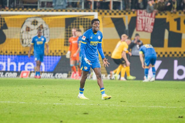 12 12 2025, xomx, Fußball 2 Bundesliga, Dynamo Dresden Eintracht Braunschweig v l jubelt, Torjubel, Tor, Goal, Jubel, Freude, freuen zum 1 2 Christian Conteh Eintracht Braunschweig DFL DFB REGULATIONS PROHIBIT ANY USE OF PHOTOGRAPHS as IMAGE SEQUENCES and or QUASI VIDEO Dresden