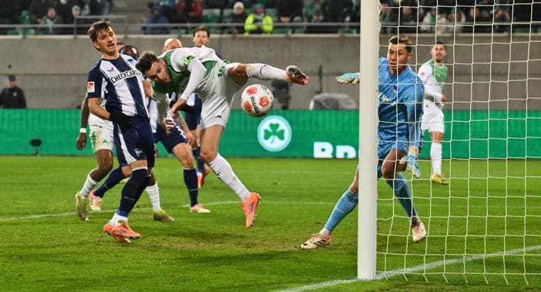 12 12 2025 Soccer Season 2025 2026 2 Soccer Bundesliga 16 Matchday SpVgg Greuther Fürth Kleeblatt Hertha BSC Berlin Sportfoto Zink xwoxzix DFL regulations prohibit any use of photographs as image sequences and or quasi video only for editorial use Branimir Hrgota 10, SpVgg Greuther Fürth vs Michal Karbownik 33, Hertha BSC Berlin Tjark Ernst 1, Hertha BSC Berlin Chance Torchance