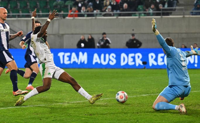 12 12 2025 Soccer Season 2025 2026 2 Soccer Bundesliga 16 Matchday SpVgg Greuther Fürth Kleeblatt Hertha BSC Berlin Sportfoto Zink xwoxzix DFL regulations prohibit any use of photographs as image sequences and or quasi video only for editorial use Noel Futkeu 9, SpVgg Greuther Fürth Tjark Ernst 1, Hertha BSC Berlin Chance Torchance
