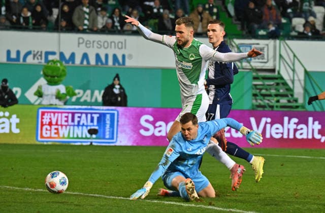12 12 2025 Soccer Season 2025 2026 2 Soccer Bundesliga 16 Matchday SpVgg Greuther Fürth Kleeblatt Hertha BSC Berlin Sportfoto Zink MeZi xmexzix DFL regulations prohibit any use of photographs as image sequences and or quasi video only for editorial use Dennis Srbeny 7, SpVgg Greuther Fürth scores goal Goal shot to 3 3 against Tjark Ernst 1, Hertha BSC Berlin