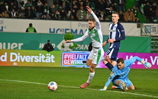 12 12 2025 Soccer Season 2025 2026 2 Soccer Bundesliga 16 Matchday SpVgg Greuther Fürth Kleeblatt Hertha BSC Berlin Sportfoto Zink MeZi xmexzix DFL regulations prohibit any use of photographs as image sequences and or quasi video only for editorial use Dennis Srbeny 7, SpVgg Greuther Fürth scores goal Goal shot to 3 3 against Tjark Ernst 1, Hertha BSC Berlin