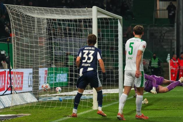 The shot by Luca Schuler 18 Hertha BSC Berlin , not in the picture, strikes behind Timo Schlieck 21 Spvgg Greuther Fuerth in the goal for 2 3, Spvgg Greuther Fuerth vs Hertha BSC Berlin, Football, 2 Bundesliga, DFL, Season 2025 2026, Hinrunde, 16 Matchday, 12 12 2025 DFB regulations prohibit any use of photographs as image sequences and or quasi video Fuerth Bayern Germany Copyright: xkolbert-press MartinxAgüerax