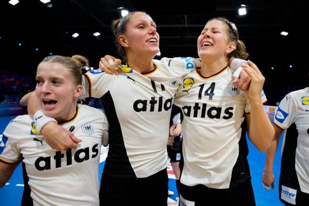 Handball, Womens World Championship, Semifinal France Germany Alexia Hauf Germany , Xenia Smits Germany , Marie Steffen Germany Final cheer Final cheer Emotion Joy Rotterdam Ahoy Netherlands