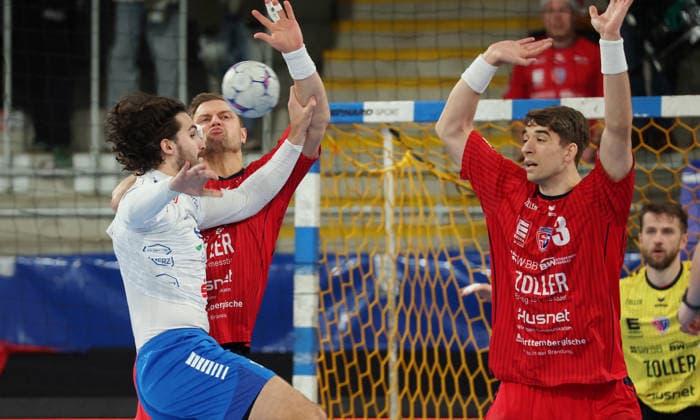 12 12 2025, Germany, Bietigheim, Handball 2 Bundesliga, SG BBM Bietigheim vs Dessau Roßlauer HV 06, f l Jakub Powarzynski HV , Fabian Wiederstein BBM , Nikola Vlahovic BBM