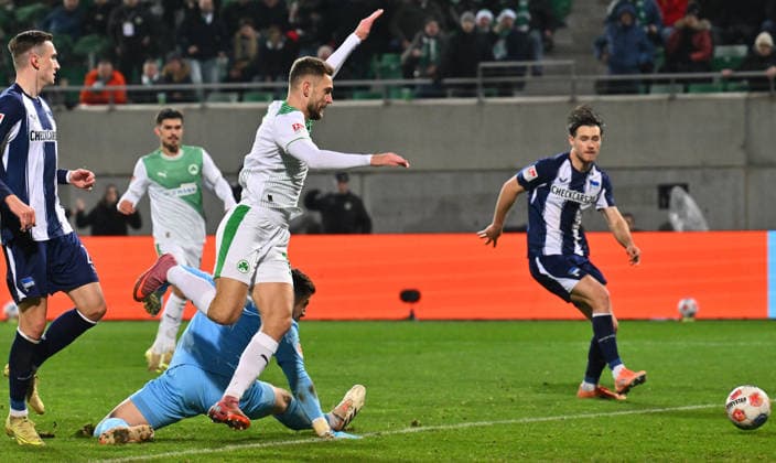 12 12 2025 Soccer season 2025 2026 2 Soccer Bundesliga 16 Matchday SpVgg Greuther Fürth Kleeblatt Hertha BSC Berlin Sportfoto Zink xwoxzix DFL regulations prohibit any use of photographs as image sequences and or quasi video only for editorial use Dennis Srbeny 7, SpVgg Greuther Fürth on his way to score Goal Shot for 3 3 against Tjark Ernst 1, Hertha BSC Berlin