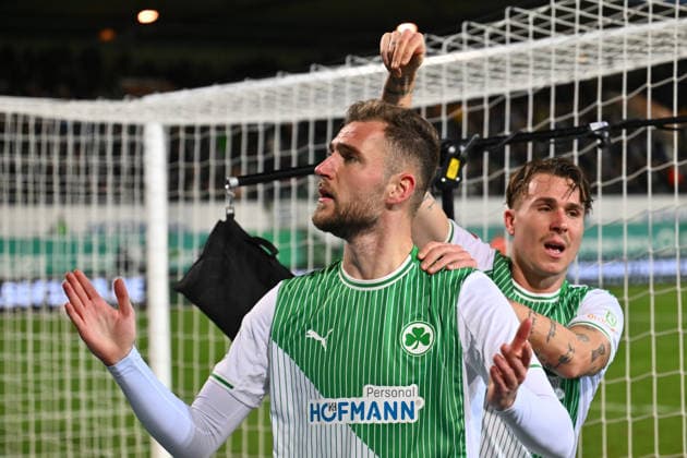 12 12 2025 Soccer Season 2025 2026 2 Soccer Bundesliga 16 Matchday SpVgg Greuther Fürth Kleeblatt Hertha BSC Berlin Sportfoto Zink xwoxzix DFL regulations prohibit any use of photographs as image sequences and or quasi video only for editorial use Torjubel Jubel nach Treffer Tor Torschuß zum 3 3 durch Dennis Srbeny 7, SpVgg Greuther Fürth Dennis Srbeny 7, SpVgg Greuther Fürth Felix Klaus 30, SpVgg Greuther Fürth