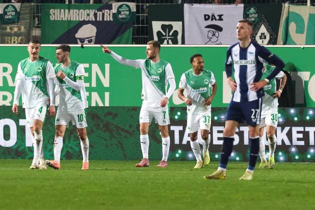Cheers for Dennis Srbeny 7 Spvgg Greuther Fuerth , center, after his goal for 3 3, Frustration for Niklas Kolbe 27 Hertha BSC Berlin , Spvgg Greuther Fuerth vs Hertha BSC Berlin, Football, 2 Bundesliga, DFL, Season 2025 2026, Hinrunde, 16 Matchday, 12 12 2025 DFB regulations prohibit any use of photographs as image sequences and or quasi video Fuerth Bayern Germany Copyright: xkolbert-press MartinxAgüerax