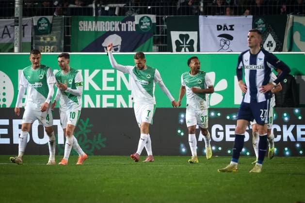 Cheers for Dennis Srbeny 7 Spvgg Greuther Fuerth , center, after his goal for 3 3, Frustration for Niklas Kolbe 27 Hertha BSC Berlin , Spvgg Greuther Fuerth vs Hertha BSC Berlin, Football, 2 Bundesliga, DFL, Season 2025 2026, Hinrunde, 16 Matchday, 12 12 2025 DFB regulations prohibit any use of photographs as image sequences and or quasi video Fuerth Bayern Germany Copyright: xkolbert-press MartinxAgüerax