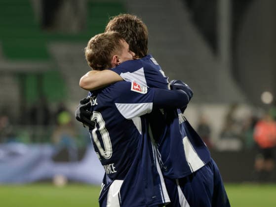 Germany Soccer, 2 Bundesliga 2025 26, 16 Matchday SpVgg Greuther Fürth vs Hertha BSC Sportpark Ronhof Fürth Goal celebration for 3 2 Michal Karbownik Hertha BSC, 33 Michael Cuisance Hertha BSC, 10 Copyright: xChristopherxRupprechtx
