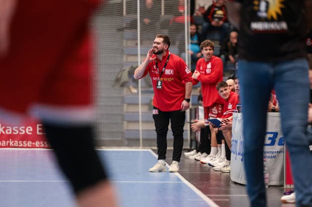 12 12 2025, Handball, Season 2025 2026, 2 Handball Bundesliga, 15 Matchday, TuSEM Essen TuS N Lübbecke, Coach Kenji Hövels TuSEM Essen gives instructions, Essen Am Hallo NRW Germany xRHR PHOTO DEx Copyright: DennisxEwert RHR-FOTOx RHR-FOTO DE