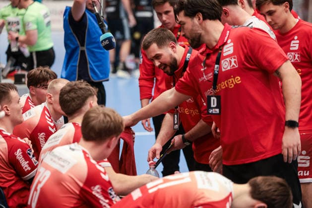 12 12 2025, Handball, Season 2025 2026, 2 Handball Bundesliga, 15 Matchday, TuSEM Essen TuS N Lübbecke, Coach Kenji Hövels TuSEM Essen gives instructions, Essen Am Hallo NRW Germany xRHR PHOTO DEx Copyright: DennisxEwert RHR-FOTOx RHR-FOTO DE