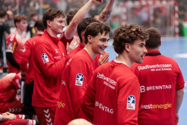 12 12 2025, Handball, Season 2025 2026, 2 Handball Bundesliga, 15 Matchday, TuSEM Essen TuS N Lübbecke, Jan Reimer TuSEM Essen , Tim Mast TuSEM Essen cheer, Essen Am Hallo NRW Germany xRHR PHOTO DEx Copyright: DennisxEwert RHR-FOTOx RHR-FOTO DE