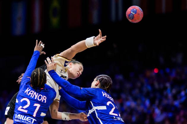 251212 Orlane Kanor and Tamara Horacek of France tries to stop Emily Vogel of Germany during the IHF Women s World Championship semifinal between France and Germany on December 12, 2025 in Rotterdam Photo Joel Marklund BILDBYRAN kod JM JM0755 bbeng handball handboll handball vm handball vm handbolls vm ihf handball world championship world handball championship 2025 world championship 2025 semifinal semifinals frankrike tyskland france germany dam  Copyright: JOELxMARKLUND BB251212JM037