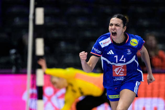 251212 Nina Dury of France celebrates during the IHF Women s World Championship semifinal between France and Germany on December 12, 2025 in Rotterdam Photo Joel Marklund BILDBYRAN kod JM JM0755 bbeng handball handball handball vm handball vm handbolls vm ihf handball world championship world handball championship 2025 world championship 2025 semifinal semifinals france germany france germany dam jubel  Copyright: JOELxMARKLUND BB251212JM038