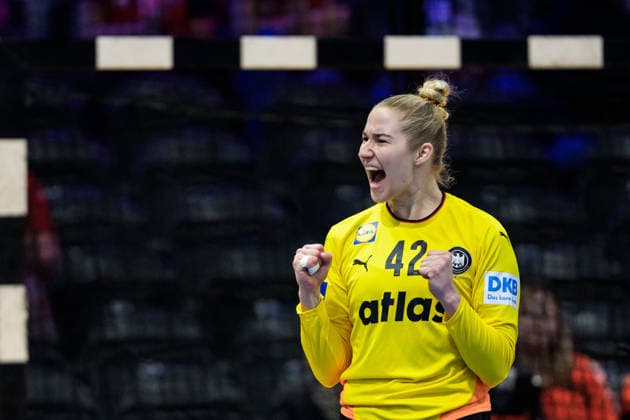 251212 Goalkeeper Katharina Filter of Germany celebrates during the IHF Women s World Championship semifinal between France and Germany on December 12, 2025 in Rotterdam Photo Joel Marklund BILDBYRAN kod JM JM0755 bbeng handball handboll handball vm handball vm handbolls vm ihf handball world championship world handball championship 2025 world championship 2025 semifinal semifinals france germany france women jubel  Copyright: JOELxMARKLUND BB251212JM041