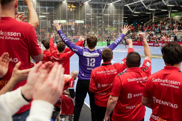 12 12 2025, Handball, Season 2025 2026, 2 Handball Bundesliga, 15 Matchday, TuSEM Essen TuS N Lübbecke, Goalkeeper Finn Knaack TuSEM Essen and his teammates cheer, Essen Am Hallo NRW Germany xRHR PHOTO DEx Copyright: DennisxEwert RHR-FOTOx RHR-FOTO DE