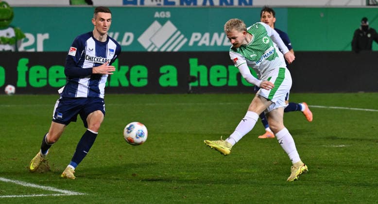 12 12 2025 Soccer Season 2025 2026 2 Soccer Bundesliga 16 Matchday SpVgg Greuther Fürth Kleeblatt Hertha BSC Berlin Sportfoto Zink xwoxzix DFL regulations prohibit any use of photographs as image sequences and or quasi video only for editorial use Niklas Kolbe 27, Hertha BSC Berlin Jomaine Consbruch 14, SpVgg Greuther Fürth Chance Torchance