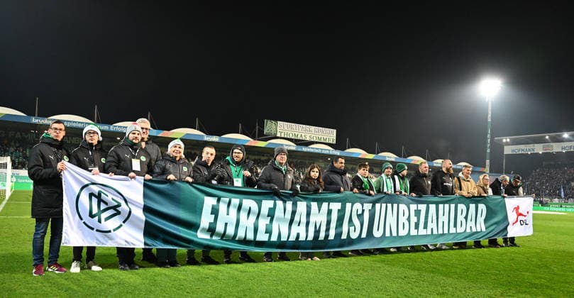 12 12 2025 Soccer season 2025 2026 2 Soccer Bundesliga 16 Matchday SpVgg Greuther Fürth Kleeblatt Hertha BSC Berlin Sportfoto Zink xwoxzix DFL regulations prohibit any use of photographs as image sequences and or quasi video only for editorial use Aktion Spruchband Banner Ehrenamt ist unbezahlbar
