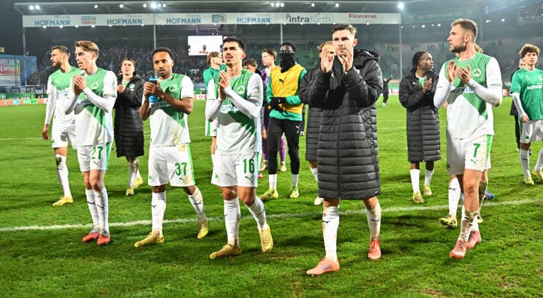 12 12 2025 Soccer Season 2025 2026 2 Soccer Bundesliga 16 Matchday SpVgg Greuther Fürth Kleeblatt Hertha BSC Berlin Sportfoto Zink xwoxzix DFL regulations prohibit any use of photographs as image sequences and or quasi video only for editorial use Mannschaft Team in front of Greutherfürthfans Fans Fanblock Kleeblattfans after the end of the match