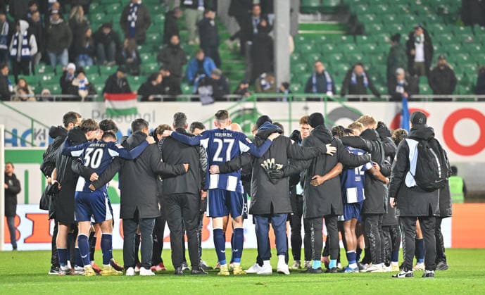 12 12 2025 Soccer Season 2025 2026 2 Soccer Bundesliga 16 Matchday SpVgg Greuther Fürth Kleeblatt Hertha BSC Berlin Sportfoto Zink MeZi xmexzix DFL regulations prohibit any use of photographs as image sequences and or quasi video only for editorial use Teamkreis Mannschaft Team Hertha nach Spielende