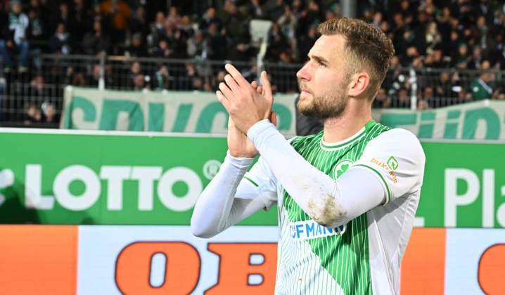 12 12 2025 Soccer season 2025 2026 2 Soccer Bundesliga 16 Matchday SpVgg Greuther Fürth Kleeblatt Hertha BSC Berlin Sportfoto Zink xwoxzix DFL regulations prohibit any use of photographs as image sequences and or quasi video only for editorial use Dennis Srbeny 7, SpVgg Greuther Fürth applauds after the end of the match