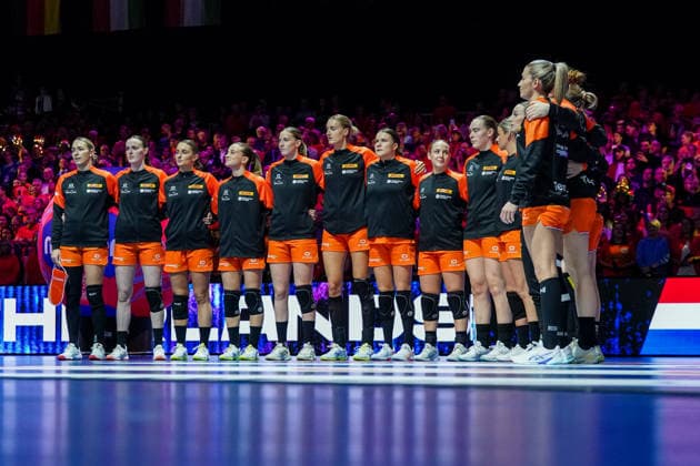 2025-12-12 Netherlands v Norway - IHF World Women s Handball Championship ROTTERDAM, NETHERLANDS - DECEMBER 12: Alieke van Maurik of The Netherlands, Lois Abbingh of The Netherlands, Larissa Nusser of The Netherlands, Bo van Wetering of The Netherlands, Kelly Dulfer of The Netherlands, Judith van der Helm of The Netherlands, Zoe Sprengers of The Netherlands, Bianca Schanssema of The Netherlands, Angela Malestein of The Netherlands, Nikita van der Vliet of The Netherlands, Rinka Duijndam of The Netherlands, Yara ten Holte of The Netherlands, Dione Housheer of The Netherlands, Estavana Polman of The Netherlands, Merel Freriks of The Netherlands, Romee Maarschalkerweerd of The Netherlands, Kelly Vollebregt of The Netherlands, Sarah Dekker of The Netherlands sing national anthem during the IHF World Women s Handball Championship match between Netherlands and Norway at Ahoy on December 12, 2025 in Rotterdam, Netherlands. Rotterdam Ahoy Netherlands Content not available for redistribution in The Netherlands directly or indirectly through any third parties. Copyright: xHenkxSeppenx