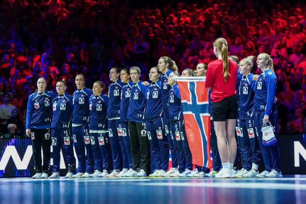 2025-12-12 Netherlands v Norway - IHF World Women s Handball Championship ROTTERDAM, NETHERLANDS - DECEMBER 12: Veronica Kristiansen of Norway, Anniken Obaidli of Norway, Maren Aardahl of Norway, Stine Skogrand of Norway, Live Deila of Norway, Nora Mork of Norway, Malin Aune of Norway, Kristine Breistol of Norway, Vilde Ingstad of Norway, Katrine Lunde of Norway, Selma Henriksen of Norway, Ingvild Bakkerud of Norway, Henny Reistad of Norway, Emilie Hovden of Norway, Thale Deila of Norway, Anniken Wollik of Norway, Eli Marie Raasok of Norway, June Korgh of Norway sing national anthem during the IHF World Women s Handball Championship match between Netherlands and Norway at Ahoy on December 12, 2025 in Rotterdam, Netherlands. Rotterdam Ahoy Netherlands Content not available for redistribution in The Netherlands directly or indirectly through any third parties. Copyright: xHenkxSeppenx
