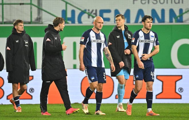 12 12 2025 Soccer Season 2025 2026 2 Soccer Bundesliga 16 Matchday SpVgg Greuther Fürth Kleeblatt Hertha BSC Berlin Sportfoto Zink MeZi xmexzix DFL regulations prohibit any use of photographs as image sequences and or quasi video only for editorial use Marton Dardai 31, Hertha BSC Berlin b37 Tjark Ernst 1, Hertha BSC Berlin Linus Gechter 44, Hertha BSC Berlin disappointed Disappointment after the end of the match