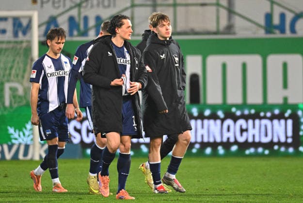12 12 2025 Soccer Season 2025 2026 2 Soccer Bundesliga 16 Matchday SpVgg Greuther Fürth Kleeblatt Hertha BSC Berlin Sportfoto Zink MeZi xmexzix DFL regulations prohibit any use of photographs as image sequences and or quasi video only for editorial use Michal Karbownik 33, Hertha BSC Berlin Fabian Reese 11, Hertha BSC Berlin Kennet Eichhorn 23, Hertha BSC Berlin disappointed Disappointment after the end of the match