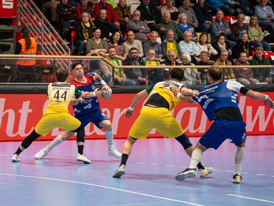 Csaba Leimeter HBW Balingen Weilstetten, 55 in a duel against Moritz Boekenkamp VfL Eintracht Hagen, 44 VfL Eintracht Hagen vs HBW Balingen Weilstetten, Handball, 2 Bundesliga, Matchday 15, Season 2025 2026, 12 12 2025 VfL Eintracht Hagen vs HBW Balingen Weilstetten, Handball, 2 Bundesliga, Matchday 15, Season 2025 2026, 12 12 2025 Hagen Copyright: xEibner-Pressefoto DamianxKruczynx EP_DKI
