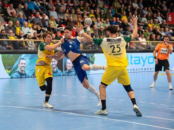 Csaba Leimeter HBW Balingen Weilstetten, 55 is defended by Moritz Boekenkamp VfL Eintracht Hagen, 44 and Philip Jungemann VfL Eintracht Hagen, 25 VfL Eintracht Hagen vs HBW Balingen Weilstetten, Handball, 2 Bundesliga, 15 Matchday, Season 2025 2026, 12 12 2025 VfL Eintracht Hagen vs HBW Balingen Weilstetten, Handball, 2 Bundesliga, 15 Matchday, Season 2025 2026, 12 12 2025 Hagen Copyright: xEibner-Pressefoto DamianxKruczynx EP_DKI