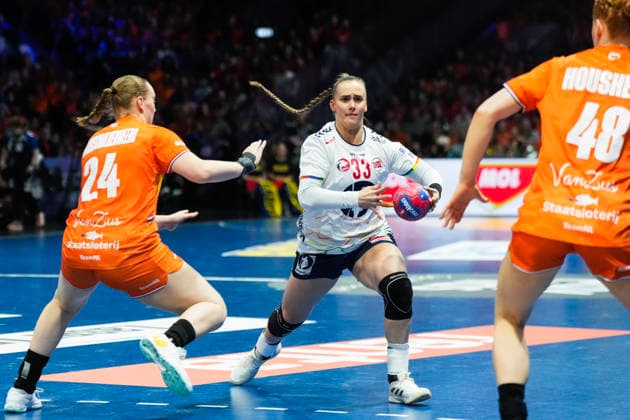 Women s Handball World Championship 2025 Netherlands Norway Rotterdam, Netherlands 20251212 Norway s Thale Rushfeldt Deila and Netherlands Romee Maarschalkerweerd and Dione Housheer during the semi final of the Women s Handball World Championship between the Netherlands and Norway at Ahoy Arena Photo Beate Oma Dahle NTB Rotterdam Netherlands EDITORIAL USE ONLY RESTRICTED USE FOR BETTING COMPANIES  Copyright: xBeatexOmaxDahlex xNTBx